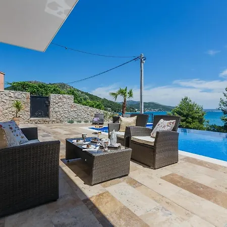 Villa Dalmacija *