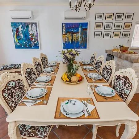 Vila Dalmacija *